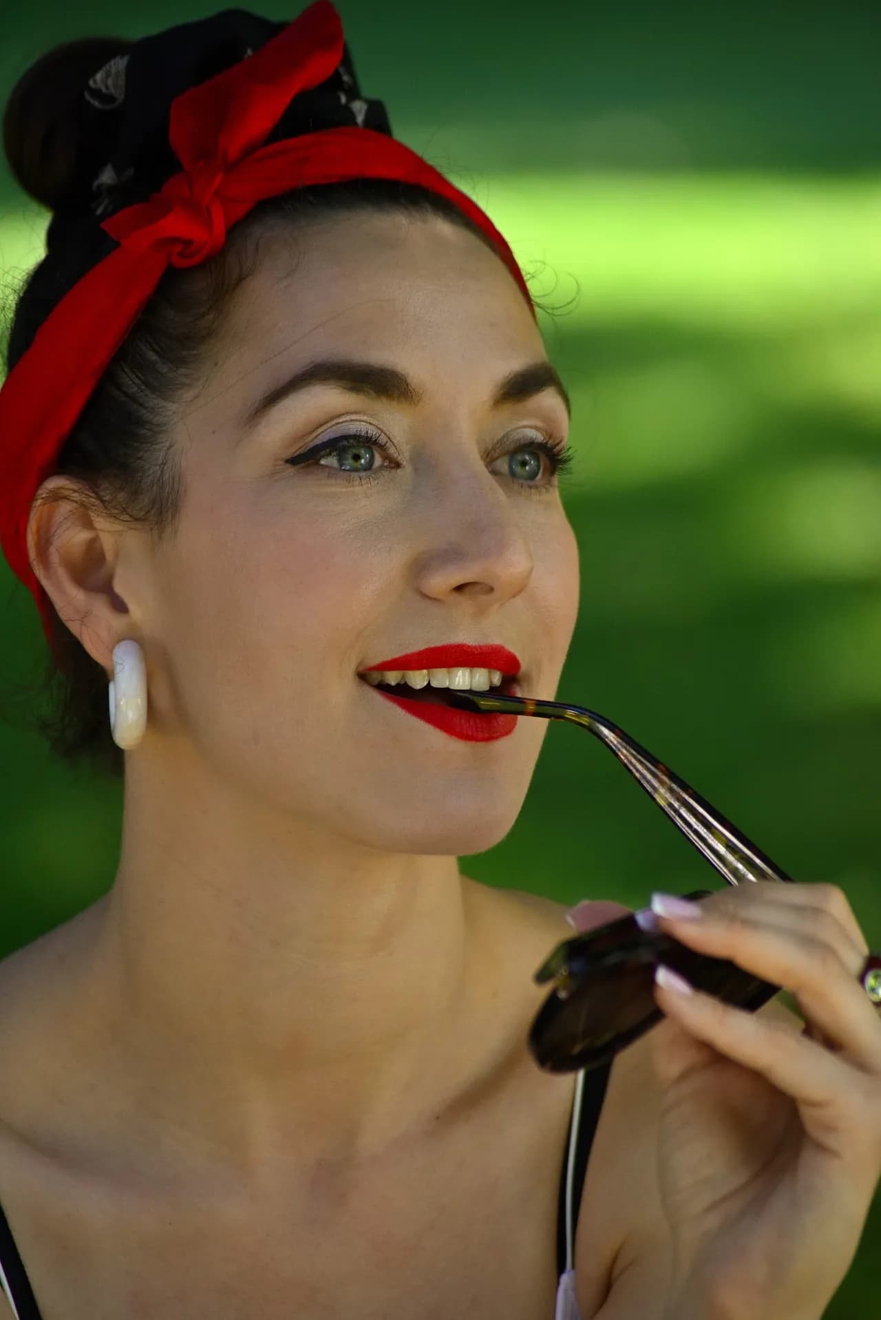 Retro-Porträt einer Frau mit rotem Haarband und roten Lippen
